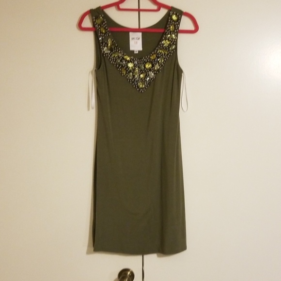 Beautiful dress - Picture 2 of 4